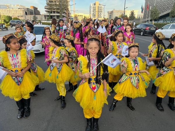 Больше всего внимания на параде привлекли, конечно же, дети. - Sputnik Узбекистан