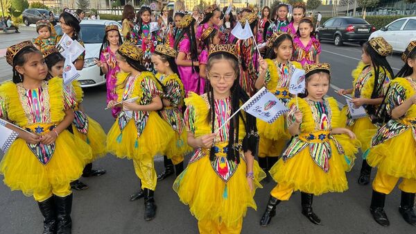 В Ташкенте прошел фестиваль хан-атласа - Sputnik Узбекистан