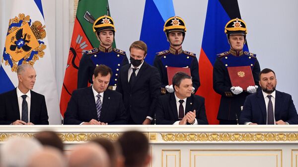 Церемония подписания договоров о вхождении в РФ ДНР, ЛНР, Запорожской и Херсонской областей состоялась в Кремле - Sputnik Ўзбекистон