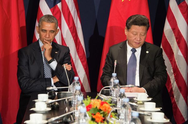 Президент США Барак Обама и председатель КНР Си Цзиньпин в Париже перед конференцией ООН по климату, 30 ноября 2015 г.  - Sputnik Узбекистан