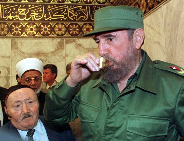 Кубинский лидер Фидель Кастро пьет кофе в Старом Дамаске, 16 мая 2001 г.  - Sputnik Узбекистан