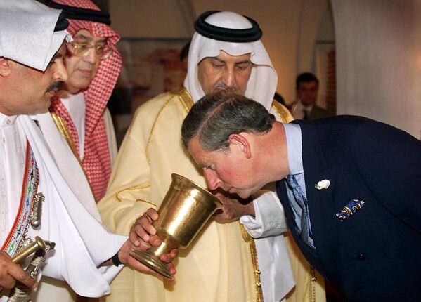 Принц Чарльз нюхает молотый кофе во время открытия выставки в Лондоне, 15 июня 2000 г.  - Sputnik Узбекистан