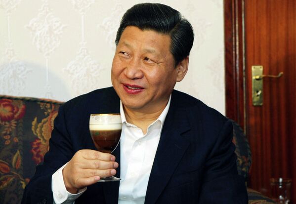 Вице-президент Китая Си Цзиньпин пьет ирландский кофе во время визита в Ирландию, 19 февраля 2012 г.  - Sputnik Узбекистан