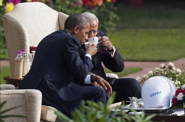 Премьер-министр Индии Нарендра Моди и президент США Барак Обама пьют кофе во время визита американского лидера в Нью-Дели, 25 января 2015 г. - Sputnik Узбекистан