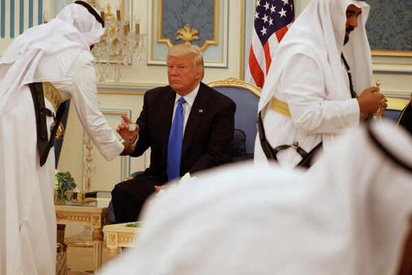 Президент США Дональд Трамп во время вручения ему медали короля Абдулазиза в Саудовской Аравии, 20 мая 2017 г.  - Sputnik Узбекистан