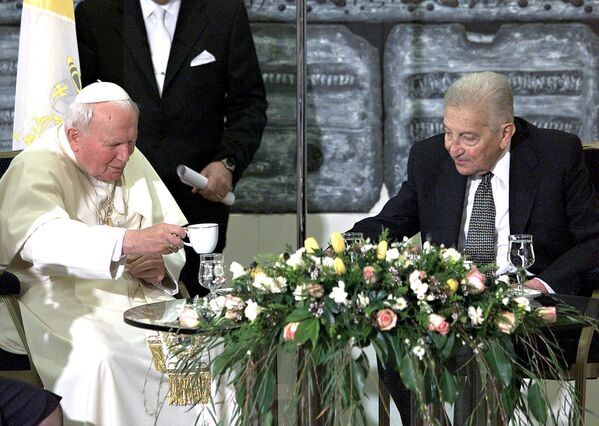 Papa Ioann-Pavel II Isroil prezidenti Ezer Veysman bilan qahva ichmoqda, 2000-yil 23-mart. - Sputnik O‘zbekiston