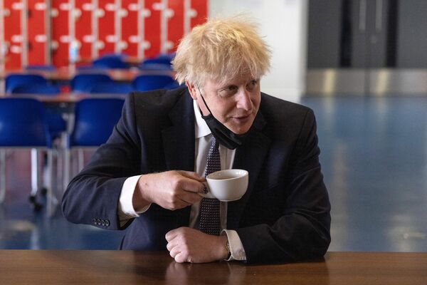 Buyuk Britaniya Bosh vaziri Boris Jonson Londonda maktab o‘quvchilari bilan uchrashuvda qahva ichmoqda, 29-aprel, 2021-yil. - Sputnik O‘zbekiston