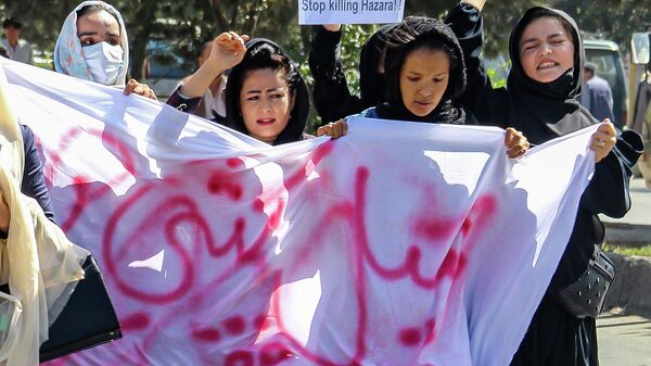 Афганские женщины с плакатами скандируют лозунги во время акции протеста проив геноцида хазарейцев на следующий день после теракта смертника в учебном центре Дашт-э-Барчи в Кабуле - Sputnik Узбекистан