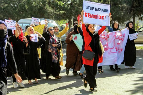 Женщины маршируют по афганской столице с плакатами плакатами. - Sputnik Узбекистан