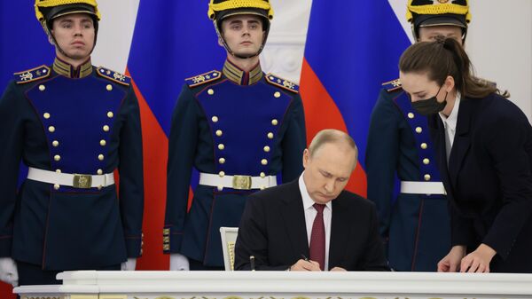 Церемония подписания договоров о вхождении в РФ ДНР, ЛНР, Запорожской и Херсонской областей состоялась в Кремле - Sputnik Узбекистан