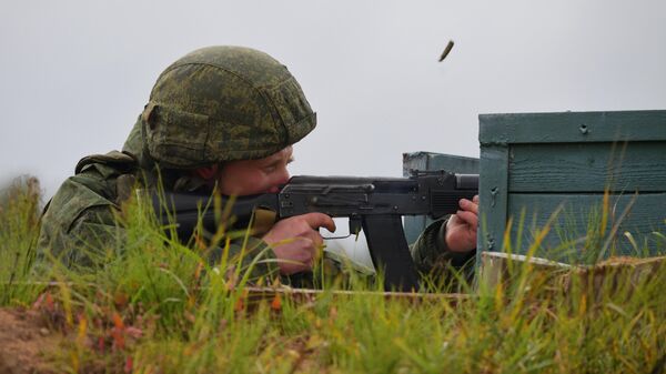 Мобилизованный гражданин во время занятий по боевой подготовке на базе военного полигона в Ленинградской области - Sputnik Узбекистан