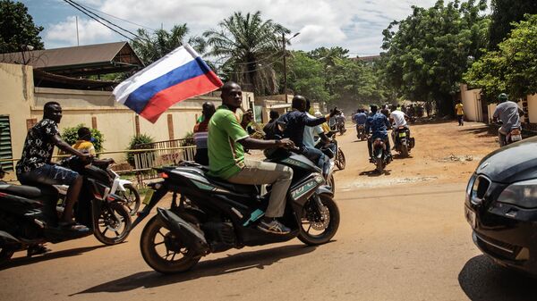 Сторонники Ибрагима Траоре с российским флагом на улицах Уагадугу, Буркина-Фасо - Sputnik Узбекистан