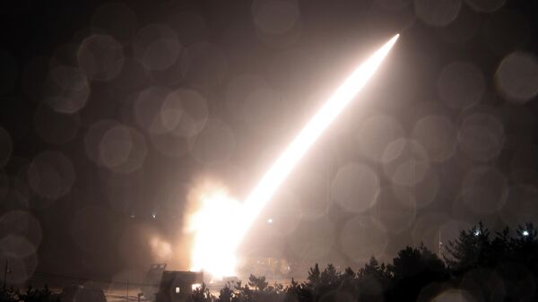 Военные учения США и Южной Кореи с использованием Армейского тактического ракетного комплекса - Sputnik Ўзбекистон