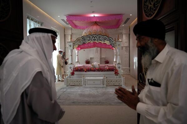 Индуистский священник приветствует гостя из Эмиратов во время церемонии открытия нового индуистского храма в Дубае. - Sputnik Узбекистан