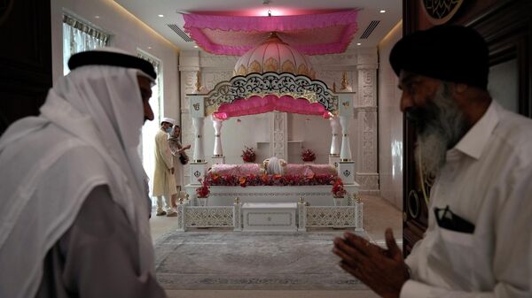 Индуистский священник приветствует гостя из Эмиратов во время церемонии открытия нового индуистского храма в Дубае, ОАЭ - Sputnik Узбекистан