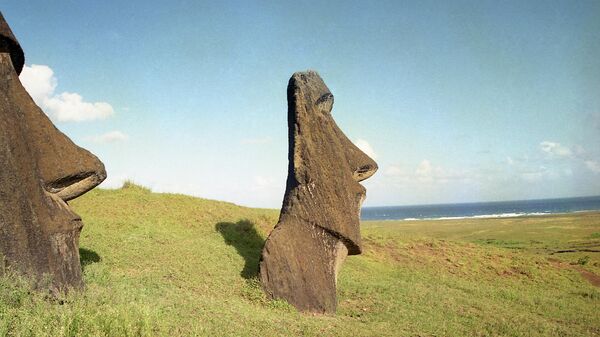Статуи моаи (каменные монолитные статуи) на склоне потухшего вулкана Рано-Рараку, служившего каменоломней  для вытесывания статуй коренным обитателям острова Пасхи - Sputnik Узбекистан