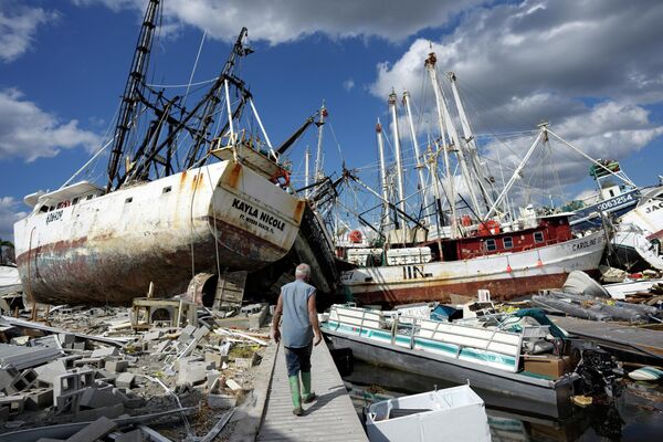 Выброшенные на берег лодки в Форт-Майерс-Бич, Флорида, спустя неделю после прохождения урагана &quot;Иан&quot;. - Sputnik Узбекистан