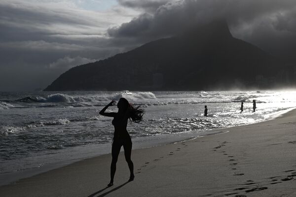 Люди на пляже Ипанема в Рио-де-Жанейро, Бразилия. - Sputnik Узбекистан