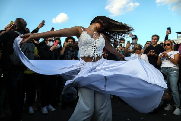 Турчанка танцует во время акции протеста в память о смерти иранки Махсы Амини. - Sputnik Узбекистан