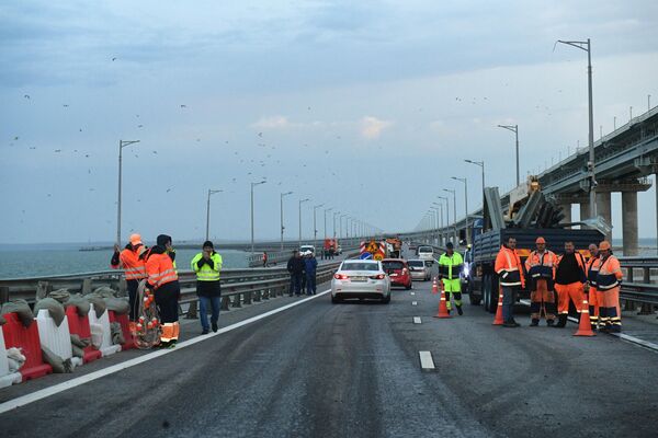 Спецслужбы оперативно восстановили автомобильное движение на Крымском мосту.  - Sputnik Узбекистан
