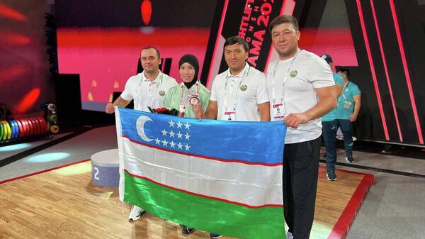 Нигора Абдуллаева на чемпионате Азии по тяжелой атлетике - Sputnik Узбекистан
