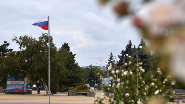 Rossiyskiy flag v parke goroda Vasilyevka Zaporojskoy oblasti. - Sputnik O‘zbekiston