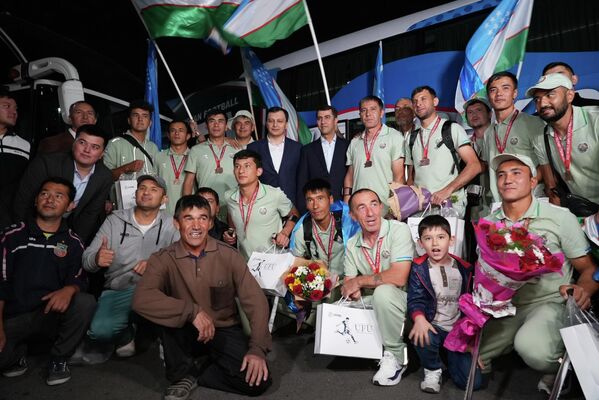 Встреча сборной Узбекистана по футболу среди лиц с ограниченными возможностями в аэропорту Ташкента. - Sputnik Узбекистан
