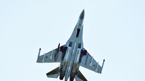 Истребитель Су-35 авиагруппы Восточного военного округа Вооруженных сил России, оснащенный авиационными ракетами - Sputnik Узбекистан