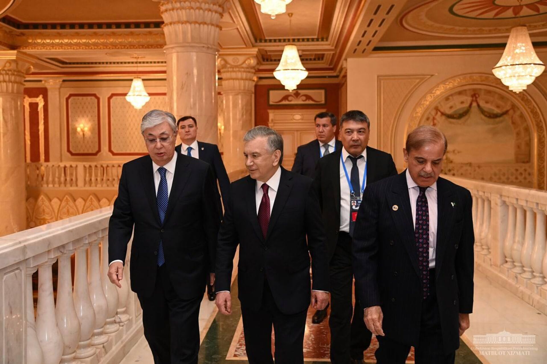 Президент Узбекистана Шавкат Мирзиёев посетил концерт, приуроченный к саммиту в Астане. - Sputnik Узбекистан, 1920, 12.10.2022