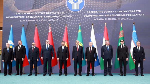  Владимир Путин на церемонии совместного фотографирования глав государств-участников Содружества Независимых Государств - Sputnik Узбекистан