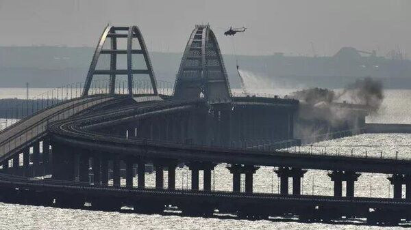 Vertolet tushit pojar na Krimskom mostu - Sputnik O‘zbekiston