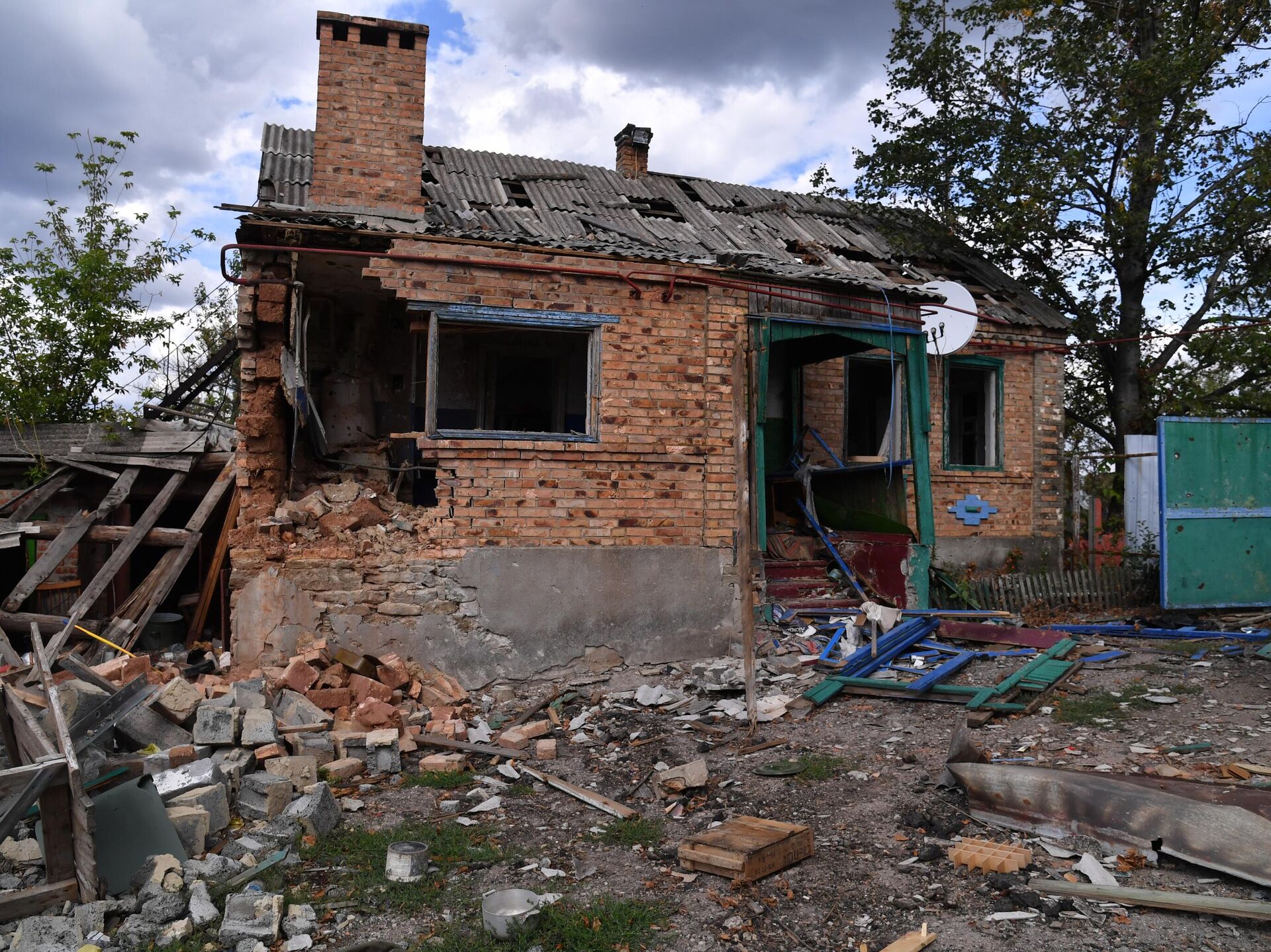 Дом 09 09 2022. Разрушенные дома. Разрушенный дом в Донецке. Разрушенные дома в Украине. Разрушенное здание.