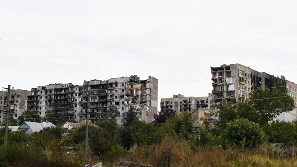 Частично разрушенные дома на одной из улиц в Мариуполе. - Sputnik Ўзбекистон