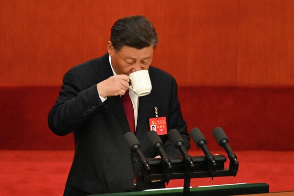 Генсек компартии Китая пьет чай на церемонии открытия XX съезда. - Sputnik Узбекистан