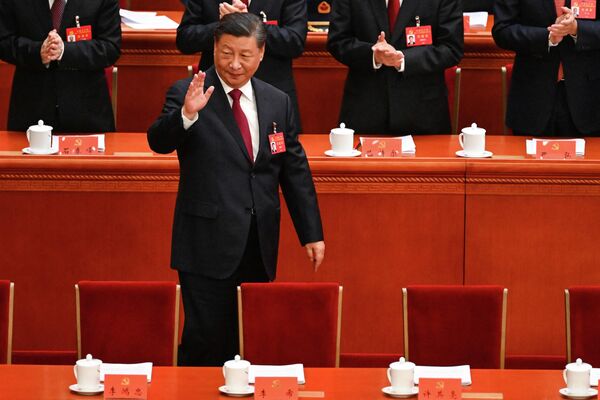 Генеральный секретарь Коммунистической партии Китая Си Цзиньпин машет рукой, прибыв на открытие съезда в Дом народных собраний. - Sputnik Узбекистан
