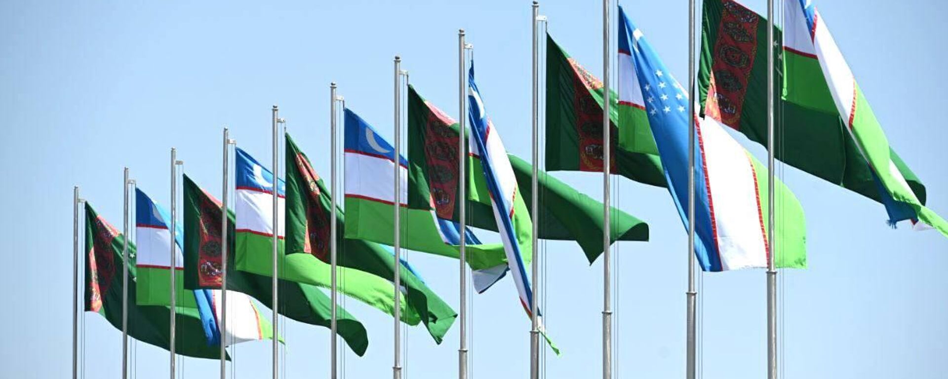 Флаги Узбекистана и Туркменистана - Sputnik Ўзбекистон, 1920, 16.11.2022