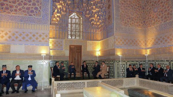 Церемония чтения Корана и возложения цветов по случаю Дня города в Самарканде. - Sputnik Узбекистан