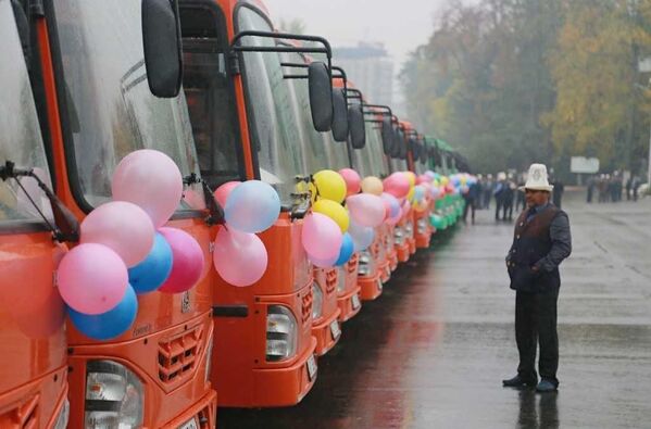 В октябре 2022 года в Ош доставлены 50 новых автобусов из Узбекистана. Они были закуплены при помощи Узбекско-кыргызского фонда развития. Архивное фото. - Sputnik Узбекистан