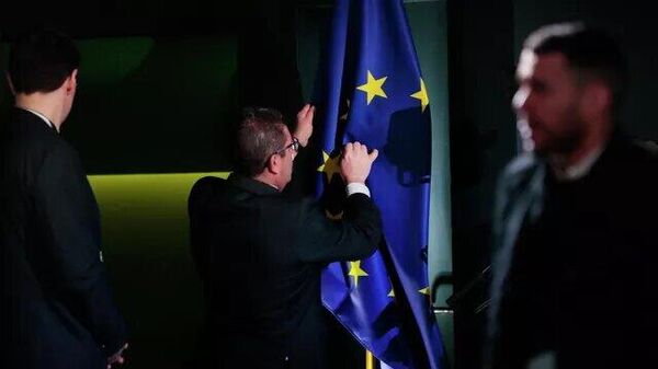Флаг с символикой Евросоюза в Брюсселе  - Sputnik Ўзбекистон