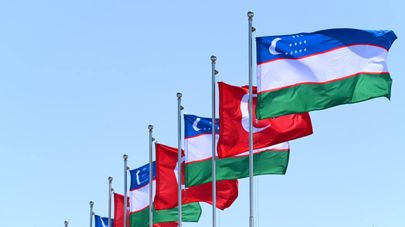 Флаги Узбекистана и Турции