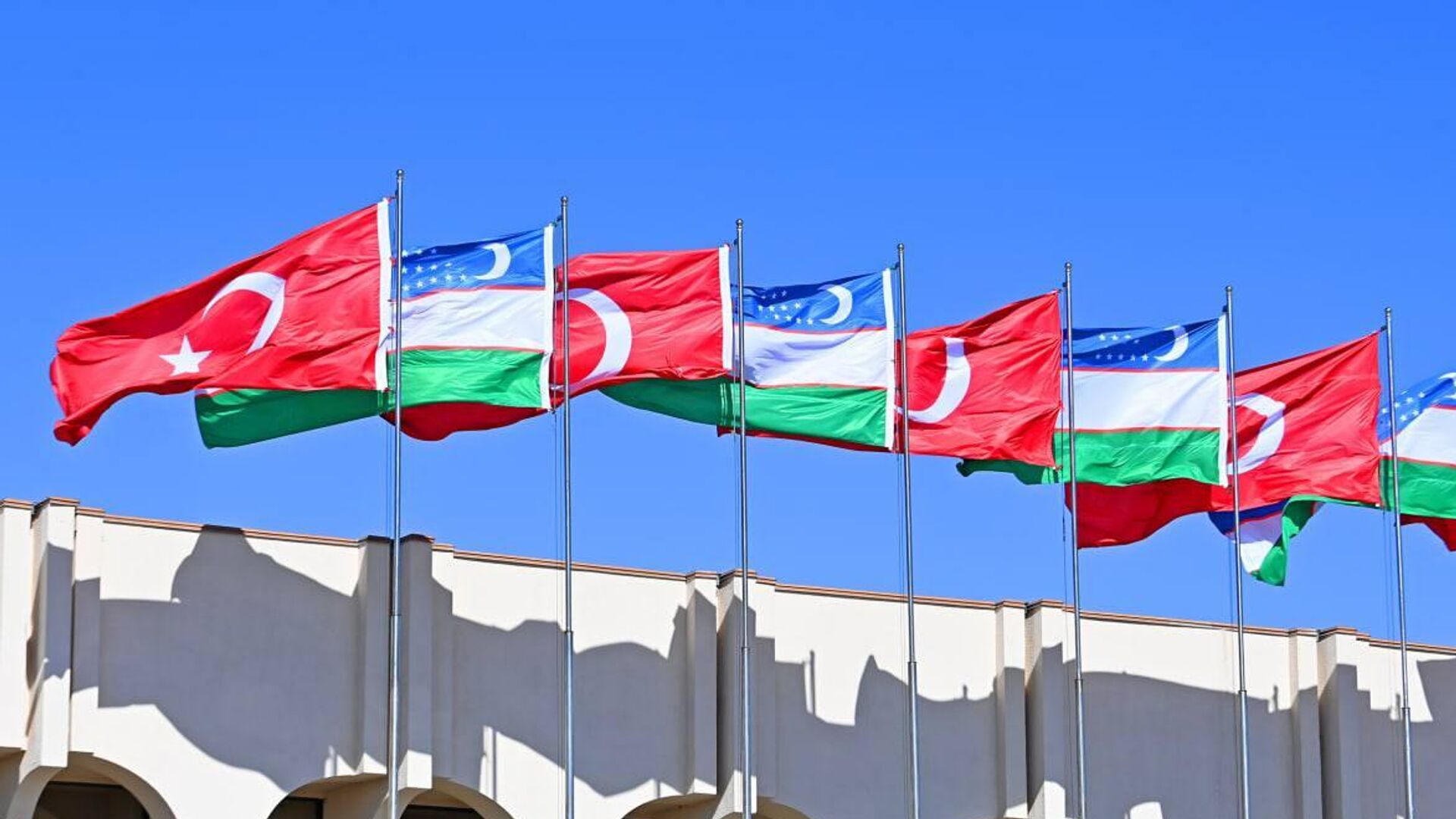 Флаги Узбекистана и Турции - Sputnik Узбекистан, 1920, 06.02.2023