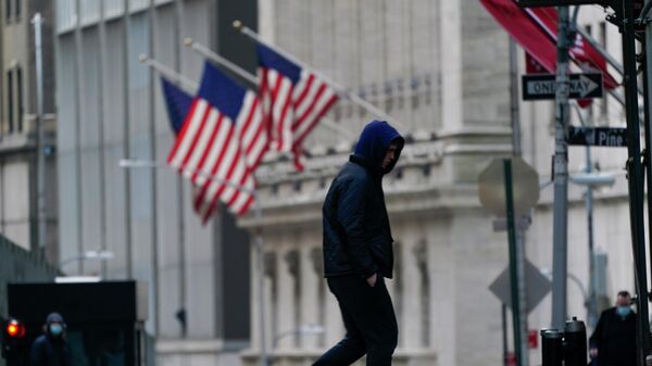 Американские флаги у здания Нью-Йоркской фондовой биржи - Sputnik Узбекистан