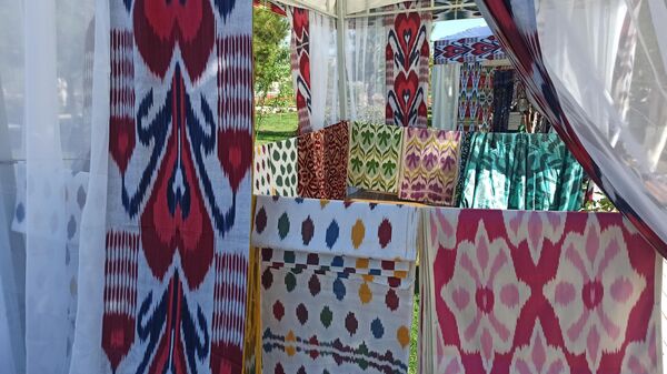 В Маргилане состоялось открытие V Международного фестиваля традиционного текстиля Праздник атласа (Атлас байрами).  - Sputnik Узбекистан
