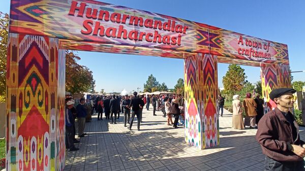В Маргилане состоялось открытие V Международного фестиваля традиционного текстиля Праздник атласа (Атлас байрами).  - Sputnik Узбекистан