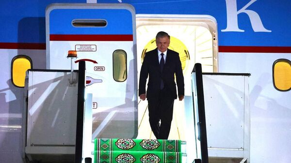 Президент Узбекистана Шавкат Мирзиёев прибыл в Туркменистан - Sputnik Узбекистан