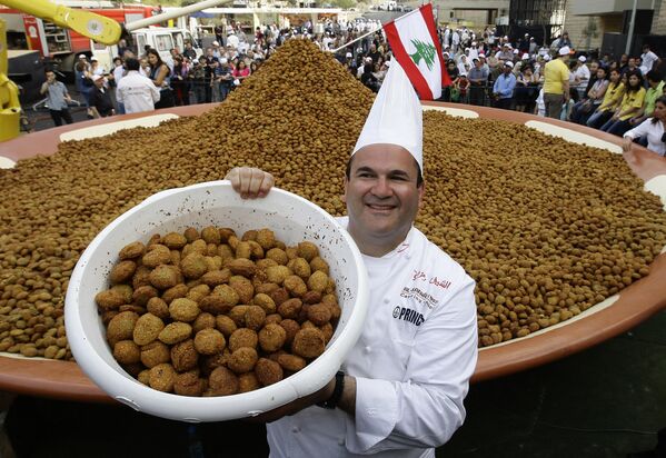 Ливанский шеф-повар Рамзи Чуери поставил рекорд по количеству приготовленных фалафельных шариков. - Sputnik Узбекистан