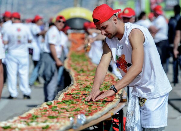 Неаполитанские повара испекли самую длинную пиццу в мире — почти 2 км!  - Sputnik Узбекистан