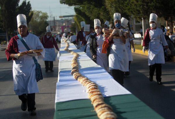 Повара сделали самый длинный в мире торт в Сальтильо, штат Коауила, Мексика. - Sputnik Узбекистан