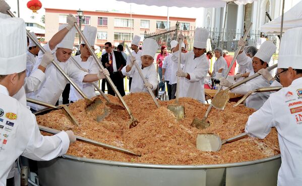 Китайские и коста-риканские повара готовят самую большую порцию жареного риса в мире, Сан-Хосе. - Sputnik Узбекистан