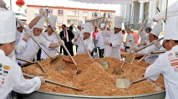 Китайские и костариканские повара готовят самый большой в мире жареный рис 12 февраля 2013 года, Сан-Хосе - Sputnik Узбекистан